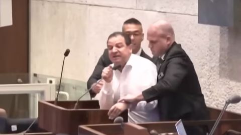 Isroilda G&lsquo;azodagi &ldquo;qirg&lsquo;in&rdquo;ni qoralagan deputat majlisdan olib ketildi (video)