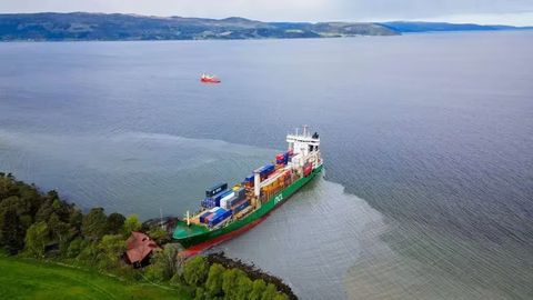 Norvegiyada kema qirg&lsquo;oqdagi uy hovlisiga urildi (foto)