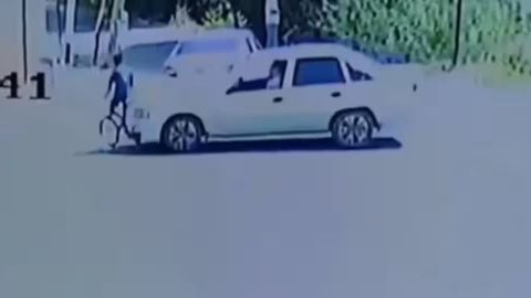 Farg&lsquo;onada Nexia haydovchisi bosib ketgan velosipeddagi 12 yoshli bola vafot etdi (video)