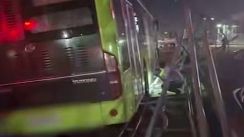 Toshkentda avtobus kutayotgan yigitni bekat bosib qoldi (video)&nbsp;