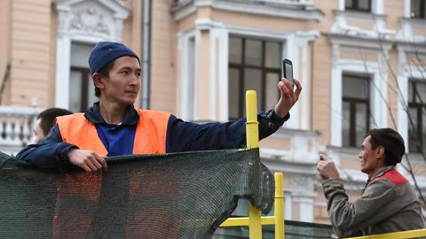 Rossiyada migrantlarga bittadan ortiq telefon raqamiga ega bo&lsquo;lish taqiqlanishi mumkin