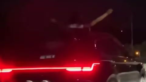 Andijonda qiz tunda tanishining mashinasidan tanasini chiqarib harakatlandi (video)&nbsp;