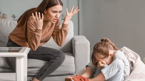 Nazorat kuchaysa, mehr kamayadimi? Olimlar qattiqqo&lsquo;l onalar farzandiga qanday ta&rsquo;sir qilishini aniqladi