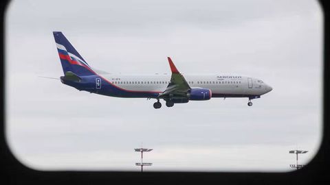 Тошкентдан Москвага учган самолёт дронлар ҳужуми сабаб Қозонга қўнди (видео)