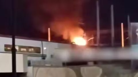 &ldquo;Afrosiyob&rdquo; poyezdi ichida odamlari bilan yonib ketgani haqida xabarlar tarqaldi (video)&nbsp;