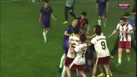 Havaskorlar o&lsquo;rtasidagi futbol musobaqasida ommaviy janjal yuzaga keldi (video)