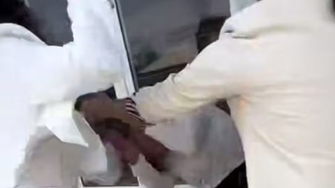 Samarqandda 18 yosh qiz maktabga kelib, o&lsquo;quvchi qizlarni &ldquo;samosud&rdquo; qildi (video)&nbsp;