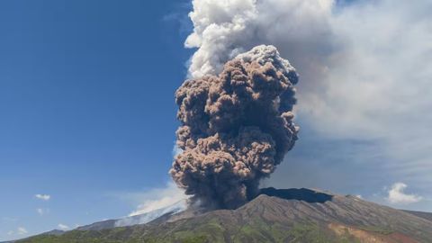 Italiyada Etna vulqoni otildi (video)