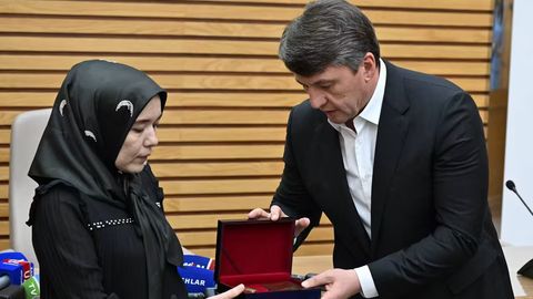 Bo&lsquo;rijarda cho&lsquo;kayotgan qizchalarni qutqarib, halok bo&lsquo;lgan Abdumannop Samiqovning oila aʼzolariga &ldquo;Jasorat&rdquo; medali topshirildi
