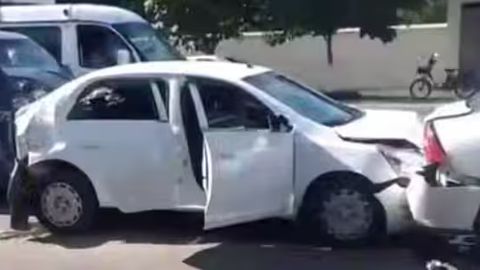Andijonda haydovchining rulda chalg&lsquo;ib qolishi oqibatida 6 ta mashina to&lsquo;qnashdi (video)&nbsp;