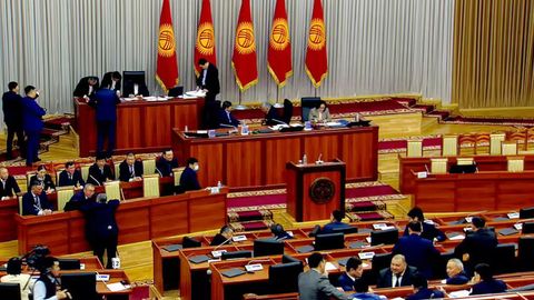 Qirg&lsquo;izistonda deputatlarga chet el safariga chiqish taqiqlandi&nbsp;