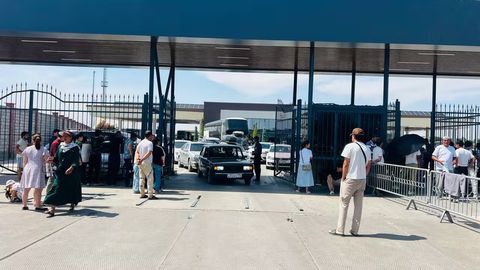 Sutkalab navbat, pul so&lsquo;rashlar, imtiyozli o&lsquo;tish: Navoiy chegara bojxona postidan reportaj