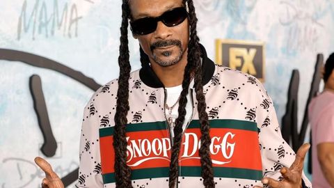 Xonanda  Snup Dogg futbol muxlislari uchun burger tayyorlamoqchi