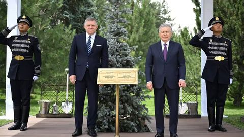 Ўзбекистон президенти ва Словакия бош вазири Фахрий меҳмонлар хиёбонида дарахт экди (фото)