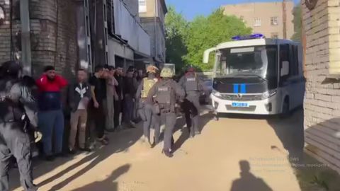 Moskvada reyd: hujjatlarida muammo aniqlangan migrantlar ichki ishlarga olib ketildi (video)
