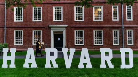 Garvardning 12 mingdan ortiq bitiruvchisi universitetni qo&lsquo;llash uchun birlashdi