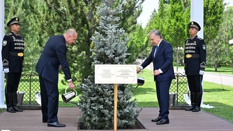Ўзбекистон ва Болгария президентлари Кўксаройда дарахт экди