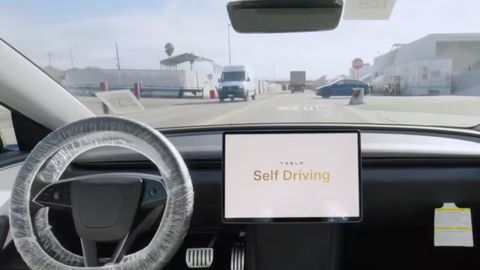 Tesla Ostinda robomobillarni sinovdan o&lsquo;tkazishni rasman boshladi