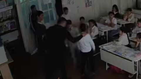 Buxoroda ota maktabga kelib, o&lsquo;g&lsquo;lining sinfdoshlarini ayovsiz kaltakladi (video)&nbsp;