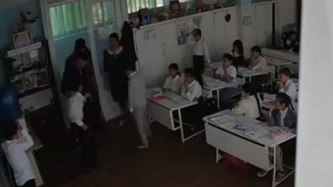 В Бухаре отец школьника избил его одноклассников на глазах у учителя (видео)
