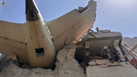 В Индии потерпел крушение самолет с 242 людьми на борту (видео)