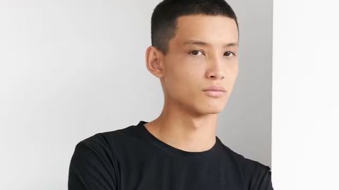 Avtobusda keksa ayol tomonidan kaltaklangan qozog&lsquo;istonlik yigit moda olami vakillarining e&rsquo;tiboriga tushdi