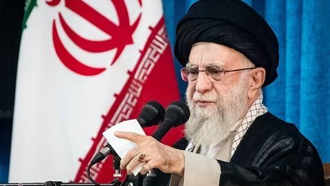 Eron oliy rahbari Isroilning zarbalarini urush e&rsquo;loni deb atadi