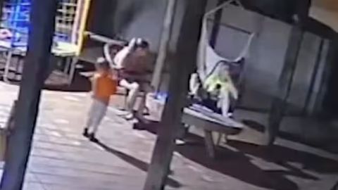 Бразилияда 2 яшар бола онасини отиб қўйди (видео)