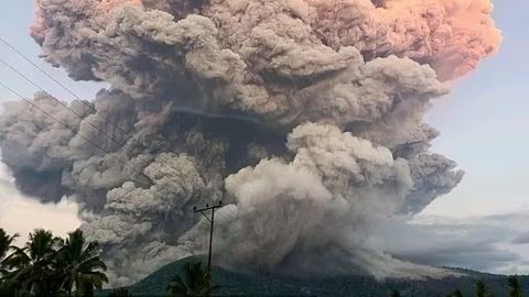 Indoneziyada Leotobi vulqoni otildi (video)