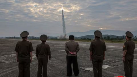Шимолий Корея Хитой томонга ўнлаб баллистик ракета учирди