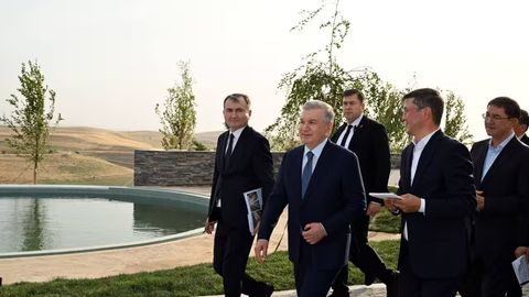 &ldquo;Cho&lsquo;l-adirlarni o&lsquo;zlashtirishimizga shubha qilganlar shu bog&lsquo;ni kelib ko&lsquo;rsin&rdquo; &ndash; prezident Shahrisabzdagi agroturizm majmuasini borib ko&lsquo;rdi