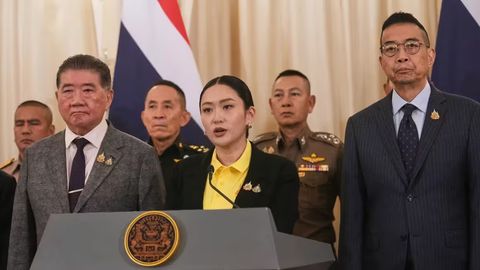 Таиланд бош вазирининг Камбожа собиқ раҳбари билан телефон суҳбати интернетга тарқаб кетди