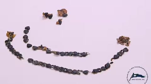 Titanik bo&lsquo;laklari orasidan qora shishadan yasalgan marjon topildi