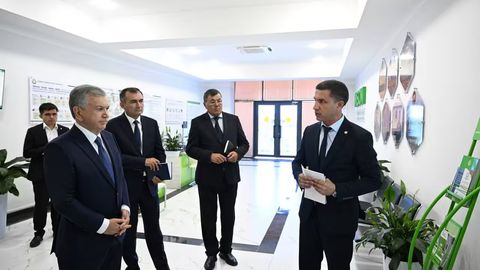 Shavkat Mirziyoyev Ko&lsquo;kdala tumani maʼmuriy markazidagi bunyodkorlik ishlari bilan tanishdi (foto)