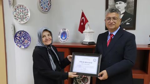 Turkiyada 71 yoshli ayol universitetni tamomlab grafik dizaynerga aylandi
