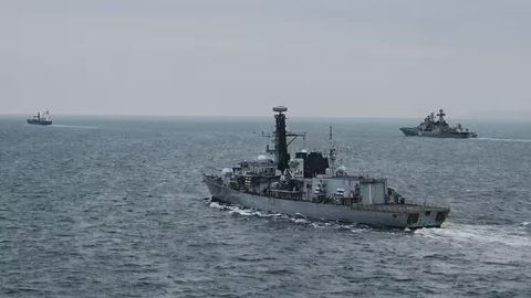 Rossiya harbiy kemasi La-Mansh bo&lsquo;g&lsquo;ozidan yashirin tarzda o&lsquo;tdi (foto)