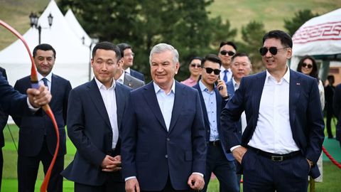Ўзбекистон ва Мўғулистон раҳбарлари анъанавий мўғул беллашувларини томоша қилди (фото)