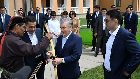 Лидеры Узбекистана и Монголии вместе с супругами посмотрели традиционные монгольские игры (фото)