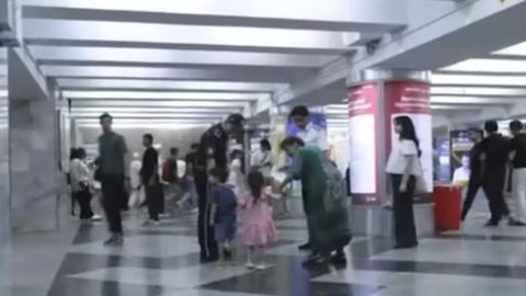 На станции метро &laquo;Пахтакор&raquo; ногу 3-летней девочки зажало дверьми вагона
