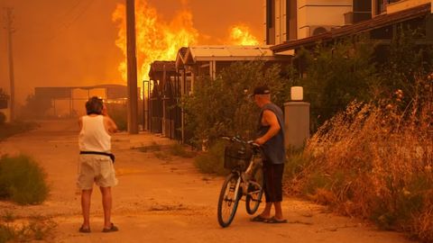 Izmirda o&lsquo;rmon yong&lsquo;inlari avj oldi, aholi evakuatsiya qilinmoqda (video, foto)