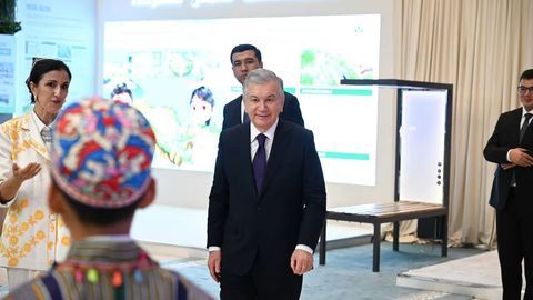Шавкат Мирзиёев ёшларнинг турли соҳалардаги лойиҳалари, кашфиёт ва ютуқлари билан танишди (фото)