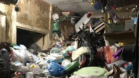 3 yil davomida uydan chiqmagan erkak axlat va chiqindilar uyumi orasidan topildi