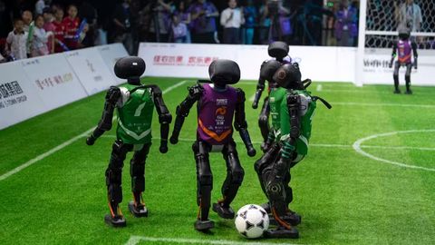Xitoyda ilk bor robotlar ishtirokida futbol turniri o&lsquo;tkazildi (video)