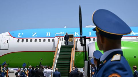 Шавкат Мирзиёев Озарбайжонга давлат ташрифи билан келди (фото)