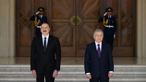 Шавката Мирзиёева торжественно встретили в Баку (фото)
