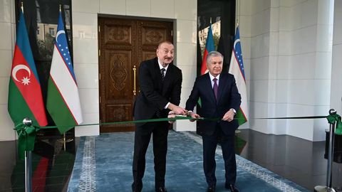 Shavkat Mirziyoyev va Ilhom Aliyev O&lsquo;zbekistonning Bokudagi elchixonasi yangi binosini ochib berdi (foto)