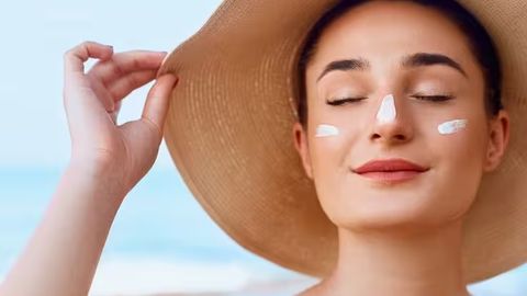 Dermatologdan ogohlantirish: &ldquo;Ushbu xato SPF kremning foydasini yo&lsquo;qqa chiqaradi&rdquo;