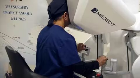 AQSHda shifokor robot yordamida angolalik bemorning o&lsquo;simtasini masofadan turib olib tashladi