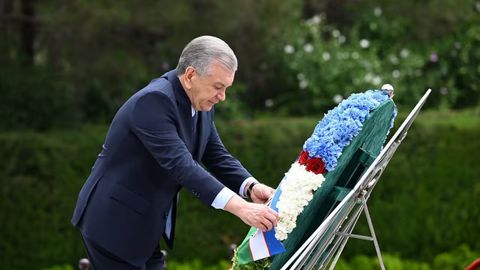 Шавкат Мирзиёев возложил цветы к могиле Гейдара Алиева