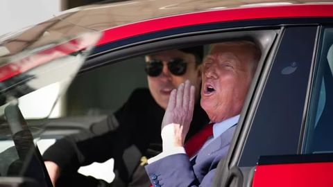 Трамп Маскнинг янги сиёсий партиясини “аҳмоқона” деб атади
